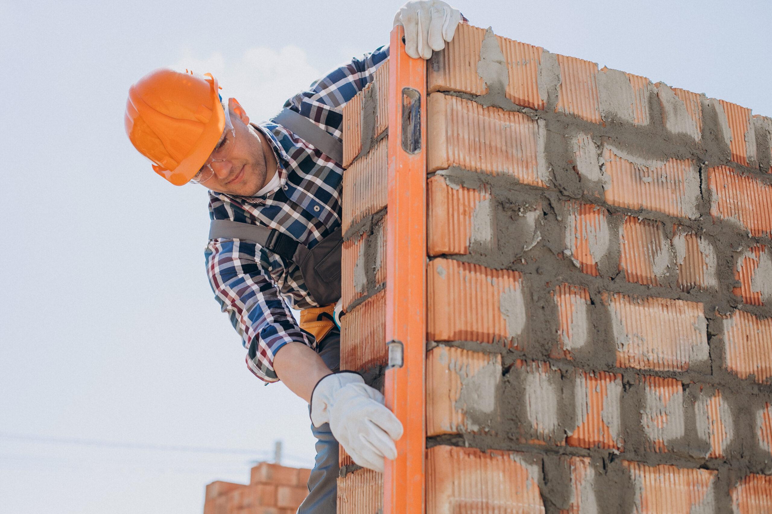 maçon construisant un bâtiment