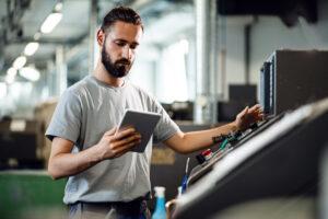 homme à la maintenance dans une usine