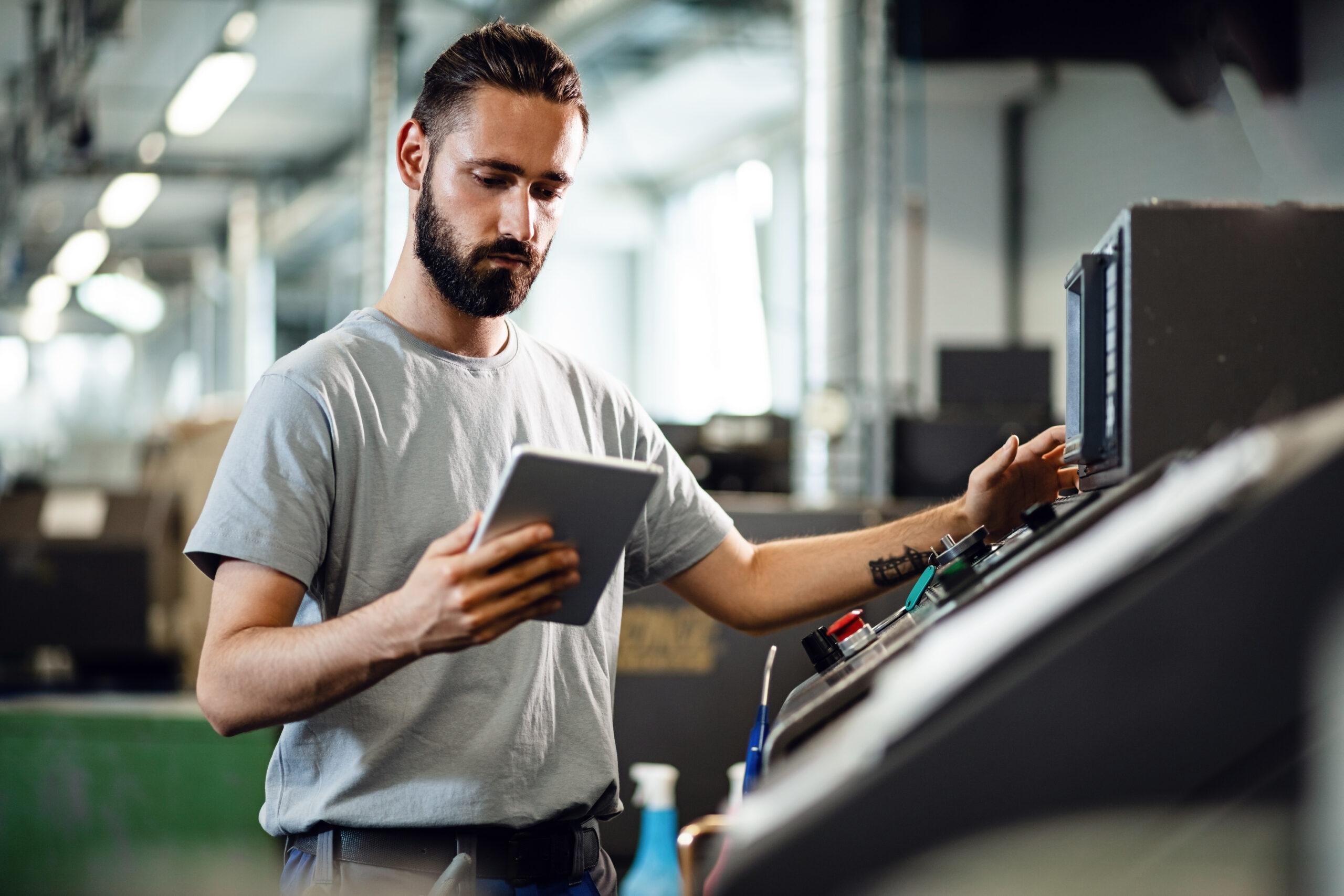 homme à la maintenance dans une usine