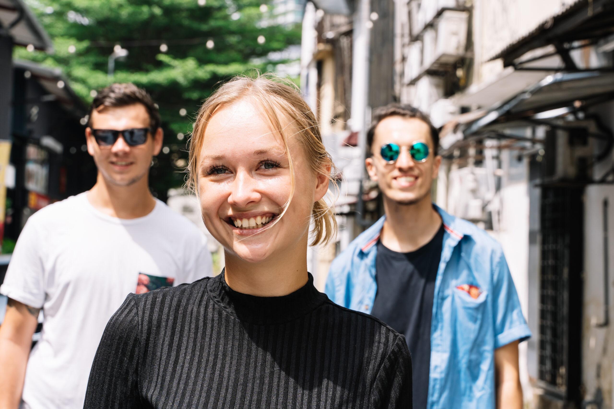 photo montrant trois jeunes personnes se baladant dans la rue