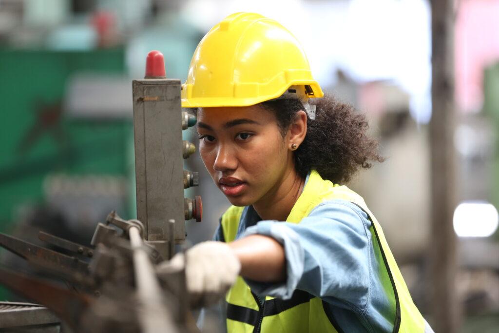 jeune femme travaillant dans une usine industrielle en interim